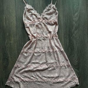 ・❥・ beautiful dainty lace la vie en rose slip / night gown